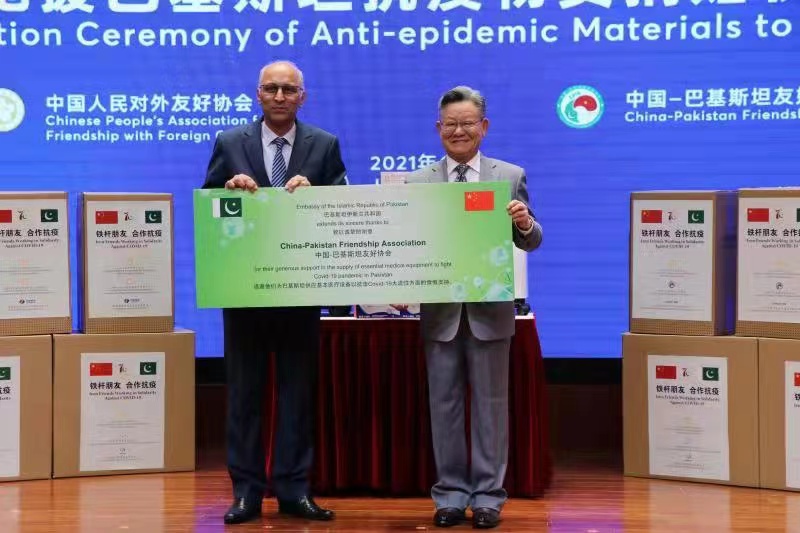 Pakistani Ambassador to China Moin ul Haque (center) and President of the China Pakistan Friendship Association Sha Zukang at the donation ceremony on Thursday in Beijing Photo: Courtesy of the Embassy of Pakistan in Beijing