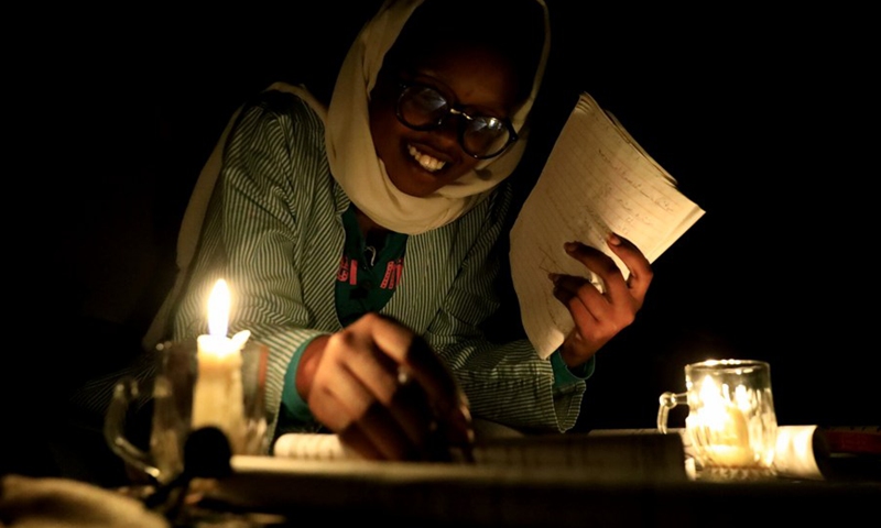 A Sudanese student studies in the candle light to prepare for the high school certificate examinations in the Sudanese capital of Khartoum, on June 25, 2021.(Photo: Xinhua)