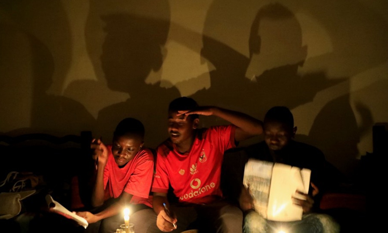 A group of Sudanese students prepare for the high school certificate examinations in the candle light during a power outage in Khartoum, Sudan, on June 25, 2021.(Photo: Xinhua)