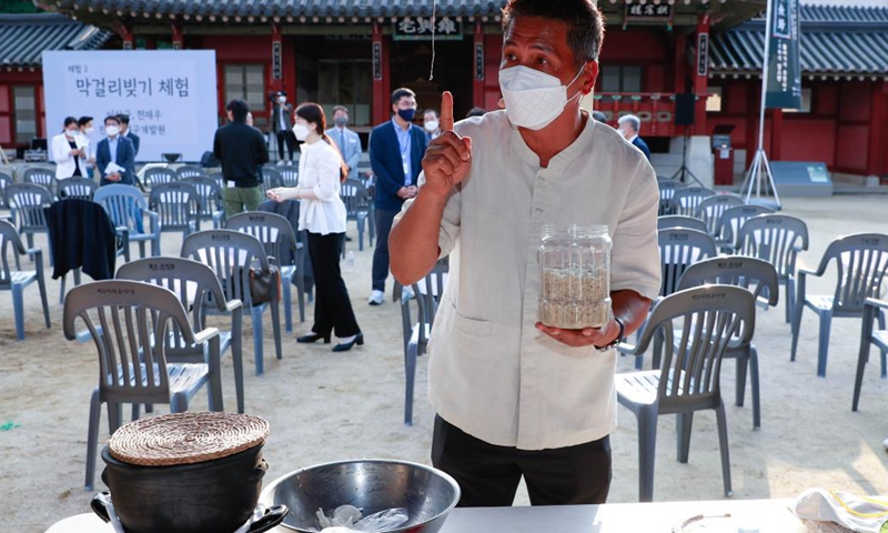 A makgeolli expert introduces how to make makgeolli at Hwaseong Haenggung Palace in Suwon, South Korea, June 26, 2021. Makgeolli, a traditional Korean alcoholic beverage made from rice, has been listed as South Korea's national intangible cultural heritage recently.(Photo: Xinhua)