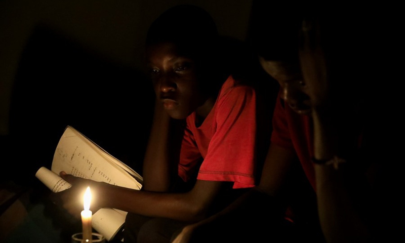 A Sudanese student prepares for high school certificate examinations in the candle light during a power outage in Khartoum, Sudan, on June 25, 2021.(Photo: Xinhua)