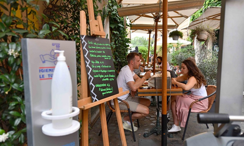 People dine at a restaurant in Rome's Trastevere neighborhood, Italy, on June 24, 2021.(Photo: Xinhua)
