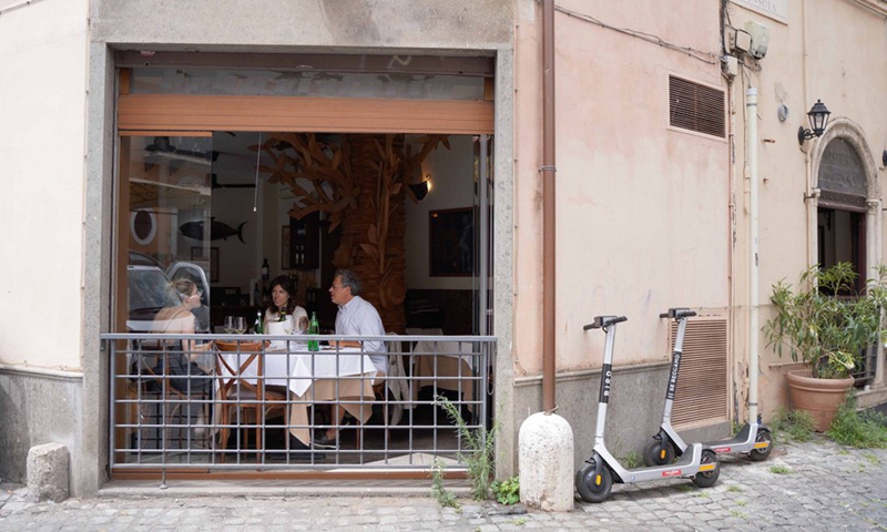 La gente cena al ristorante Austria La Gonzola a Roma, Italia, il 24 giugno 2021.  (Foto: Xinhua)