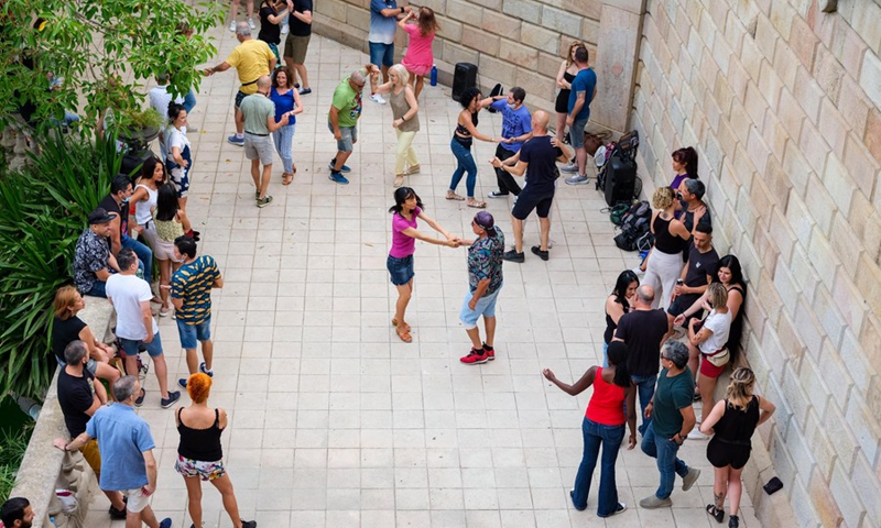 People enjoy dancing at the Citadel Park in Barcelona, Spain, June 26, 2021. Starting from Saturday, the obligation to wear face masks outdoors is lifted in Spain, as long as people keep a social distance of 1.5 meters.(Photo: Xinhua)