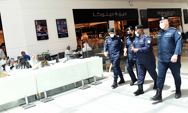 Police officers help implement the government's decision inside the Avenues Mall in Farwaniya Governorate, Kuwait, on June 27, 2021.(Photo: Xinhua)