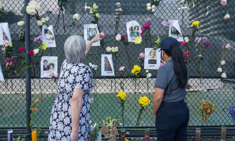 People view a makeshift memorial near the site of the residential building collapse in Miami-Dade County, Florida, the United States, on June 26, 2021.(Photo: Xinhua)