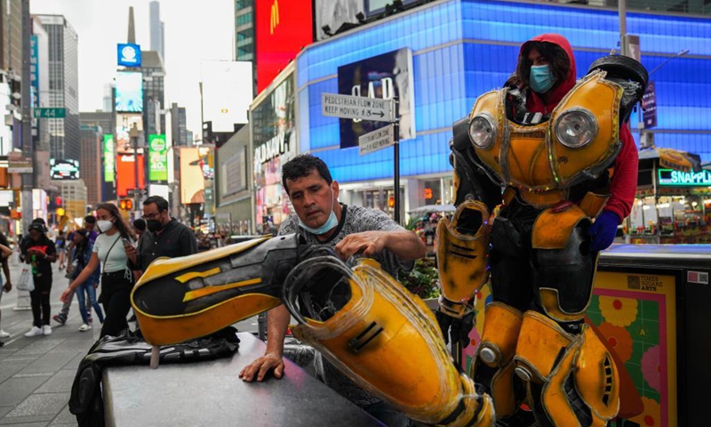 A man helps a costumed character to wear his costume on Times Square in New York, the United States, July 2, 2021. U.S. employers added 850,000 jobs in June, with unemployment rate unexpectedly edging up to 5.9 percent, the U.S. Labor Department reported Friday. The latest data followed downwardly revised job growth of 269,000 in April and upwardly revised increase of 583,000 in May, indicating a bumpy road in labor market recovery.Photo:Xinhua