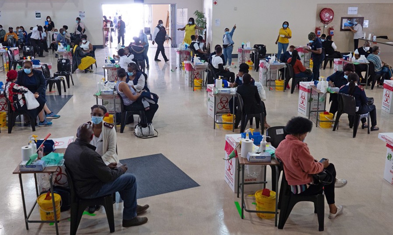 People receive COVID-19 vaccines in Johannesburg, South Africa, on April 28, 2021.(Photo: Xinhua)