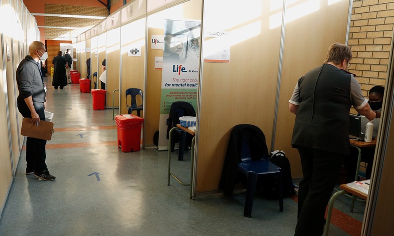 People wait to get inoculated against COVID-19 at a vaccination site in Cape Town, South Africa, May 7, 2021.(Photo: Xinhua)