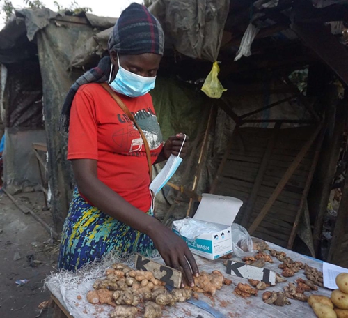 Naomi Kakoma, a 27-year-old trader sells fresh ginger at Lupili market in Lusaka, Zambia, on June 27, 2021. (Photo: Xinhua)