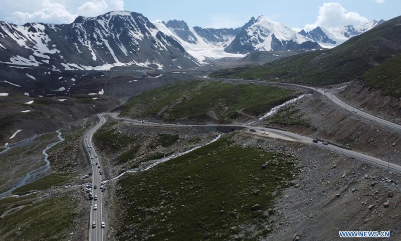 Aerial photo taken on July 9, 2021 shows a view along the Duku Highway in northwest China's Xinjiang Uygur Autonomous Region. The 560-km highway, connecting Dushanzi in the northern area of Xinjiang Uygur Autonomous Region and Kuqa City in the south, runs through various landscapes including glaciers, forests, and grasslands.(Photo: Xinhua)