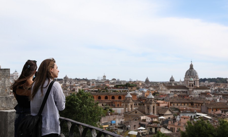 People enjoy the scenery from a viewing platform in Rome, Italy, May 15, 2021.(Photo: Xinhua)