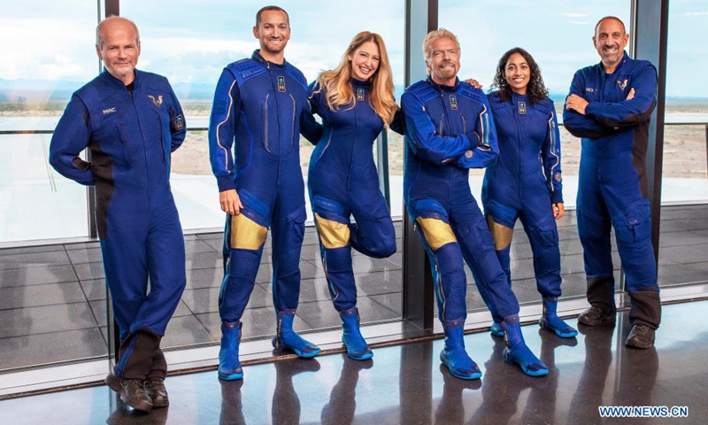 Photo released by Virgin Galactic on July 1, 2021 shows Virgin Galactic Unity 22 crew (from L to R) chief pilot Dave Mackay, lead operations engineer Colin Bennett, chief astronaut instructor Beth Moses, founder of Virgin Galactic Richard Branson, vice president of government affairs and research operations Sirisha Bandla, and pilot Michael Masucci, posing for a photo in the United States.(Photo: Xinhua)