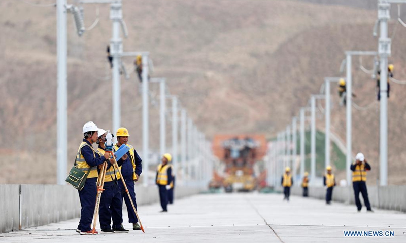 Railway staff members work at the Zhongwei section of the Zhongwei-Lanzhou high-speed rail line, in northwest China's Ningxia Hui Autonomous Region, July 10, 2021. A major high-speed railway in northwest China has entered a key phase recently, where the construction of overhead contact system has been rolled out.(Photo: Xinhua)