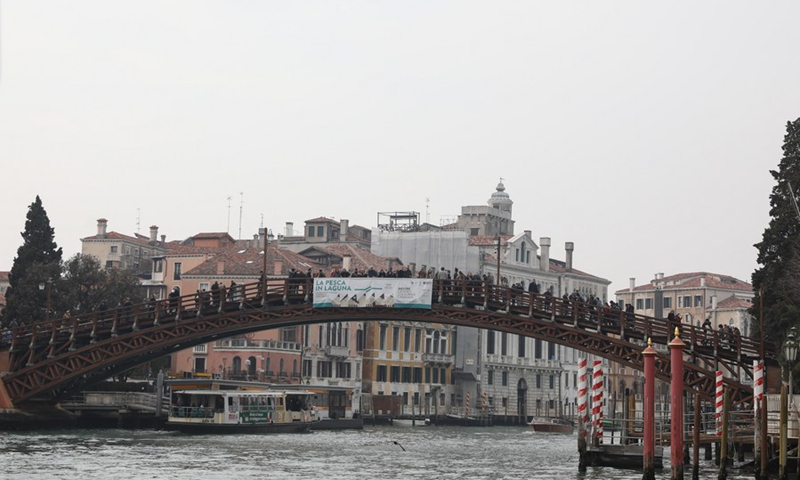 Tourists are seen on a bridge in Venice, Italy, Feb. 23, 2020.(Photo: Xinhua)
