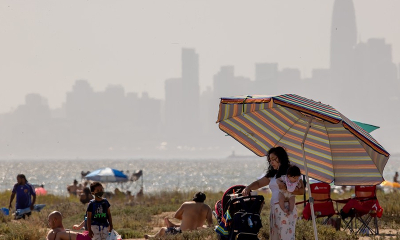 People cool themselves at the beach in Alameda County, California, the United States, June 18, 2021.(Photo: Xinhua)