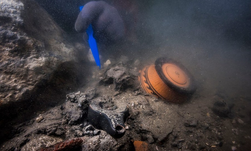 An archaeologist unearths the remains of a funerary complex during an underwater archaeological mission in the coastal city of Alexandria in Egypt, on July 19, 2021.(Photo: Xinhua)