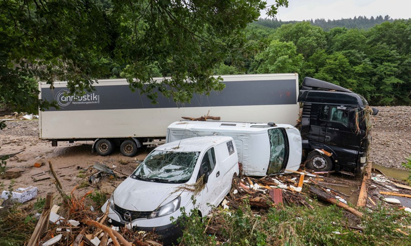 Photo taken on July 16, 2021 shows vehicles damaged in flood disaster in Schuld, Germany.(Photo: Xinhua)