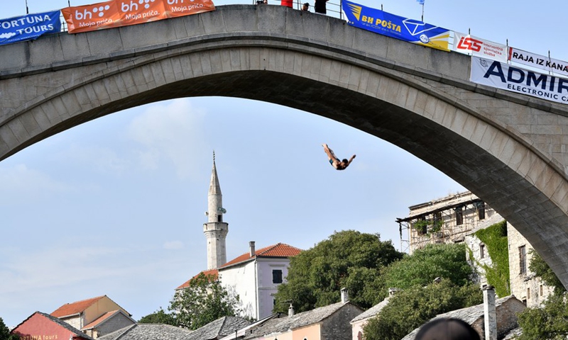 A man dives off the Old Bridge.(Photo: Xinhua)