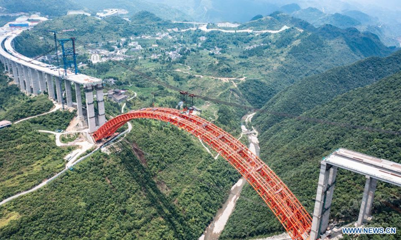 Aerial photo taken on July 27, 2021 shows the construction site of the Dafaqu grand bridge of Renhuai-Zunyi expressway in southwest China's Guizhou Province. The main arch of Dafaqu grand bridge successfully closed on Tuesday. The bridge, with designed length of 1,427 meters and width of 33 meters, is one of the key projects along the expressway.(Photo: Xinhua)
