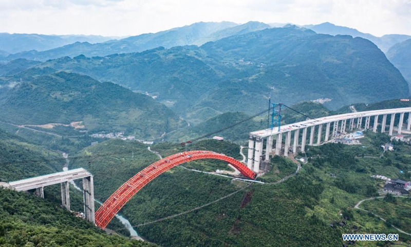 Aerial photo taken on July 27, 2021 shows the construction site of the Dafaqu grand bridge of Renhuai-Zunyi expressway in southwest China's Guizhou Province. The main arch of Dafaqu grand bridge successfully closed on Tuesday. The bridge, with designed length of 1,427 meters and width of 33 meters, is one of the key projects along the expressway.(Photo: Xinhua)