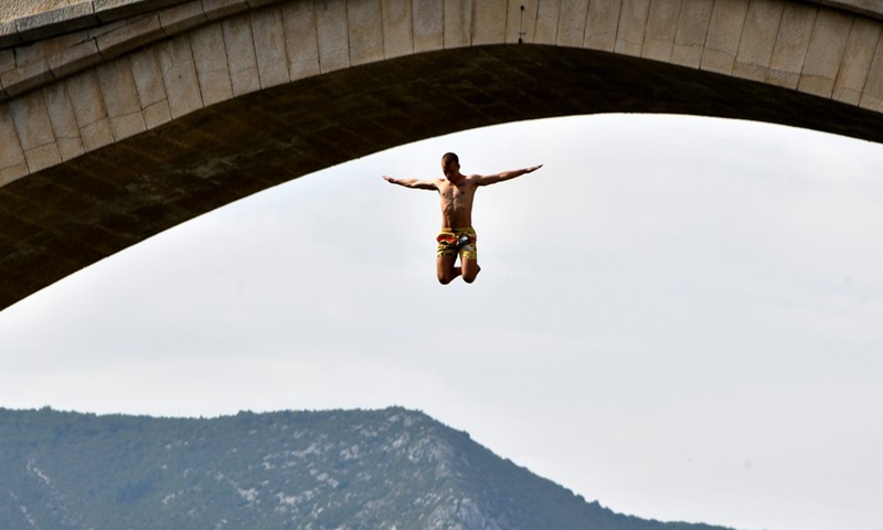 A man dives off the Old Bridge.(Photo: Xinhua)