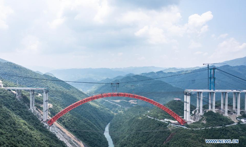 Aerial photo taken on July 27, 2021 shows the construction site of the Dafaqu grand bridge of Renhuai-Zunyi expressway in southwest China's Guizhou Province. The main arch of Dafaqu grand bridge successfully closed on Tuesday. The bridge, with designed length of 1,427 meters and width of 33 meters, is one of the key projects along the expressway.(Photo: Xinhua)