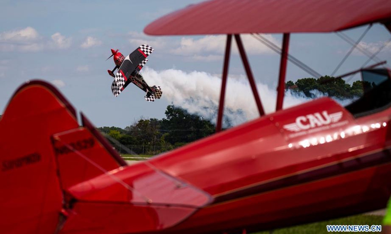 The aircraft flies sideways and diagonal to the ground at the Experimental Aircraft Association (EAA) AirVenture 2021 in Oshkosh, Wisconsin, the United States, July 30, 2021. The EAA AirVenture, an annual air show that gathering aviation enthusiasts, is ongoing from July 26 to Aug. 1, 2021.Photo:Xinhua