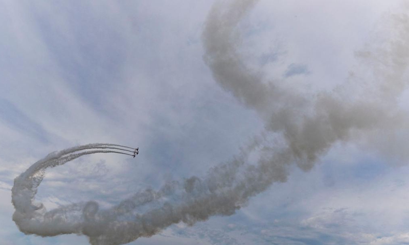 Aircraft leave a trail of smoke at the Experimental Aircraft Association (EAA) AirVenture 2021 in Oshkosh, Wisconsin, the United States, July 30, 2021. The EAA AirVenture, an annual air show that gathering aviation enthusiasts, is ongoing from July 26 to Aug. 1, 2021.Photo:Xinhua