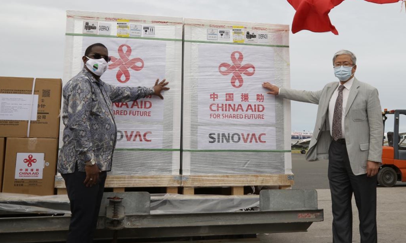 Zanzibar's Minister of Trade and Industrial Development Omar Said Shaaban (L) and Chinese Consul General in Zanzibar Zhang Zhisheng attend the handover ceremony of the COVID-19 vaccines at the Abeid Amani Karume International Airport in Zanzibar, Tanzania, on July 31, 2021. Tanzania's Zanzibar on Saturday received a batch of Sinovac COVID-19 vaccines and syringes donated by China. (Photo: Xinhua)