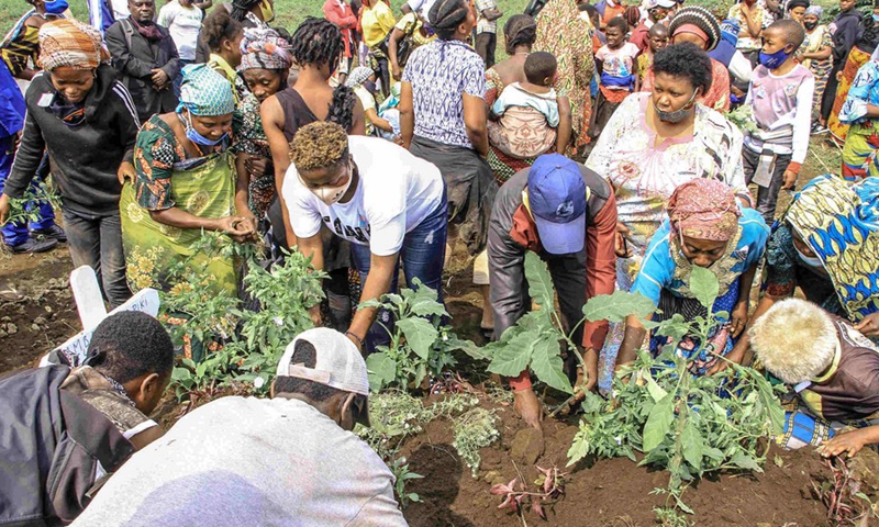 People attend a funeral of deceased COVID-19 patients at a cemetery in Goma, capital of North Kivu province, northeastern Democratic Republic of the Congo, on July 15, 2021.(Photo: Xinhua)