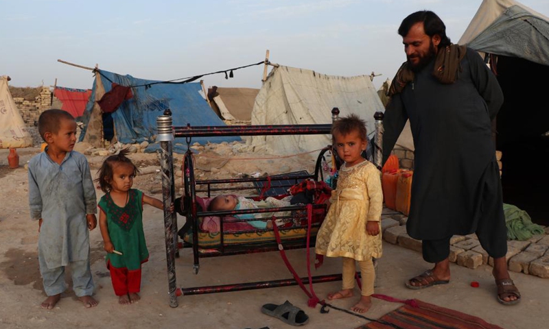 Photo taken on July 31, 2021 shows displaced people at a makeshift camp in Mazar-i-Sharif, capital of Balkh province, Afghanistan. (Photo: Xinhua)