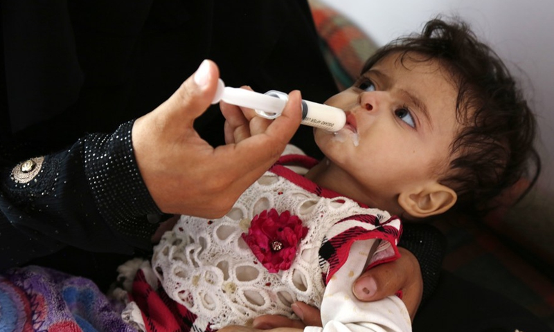 A mother feeds her malnourished girl milk with a syringe at a hospital in Sanaa, Yemen, on July 31, 2021.(Photo: Xinhua)