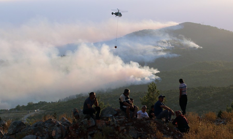 A helicopter pours water on a wildfire near Manavgat in Antalya province, Turkey, on Aug. 3, 2021.(Photo: Xinhua)