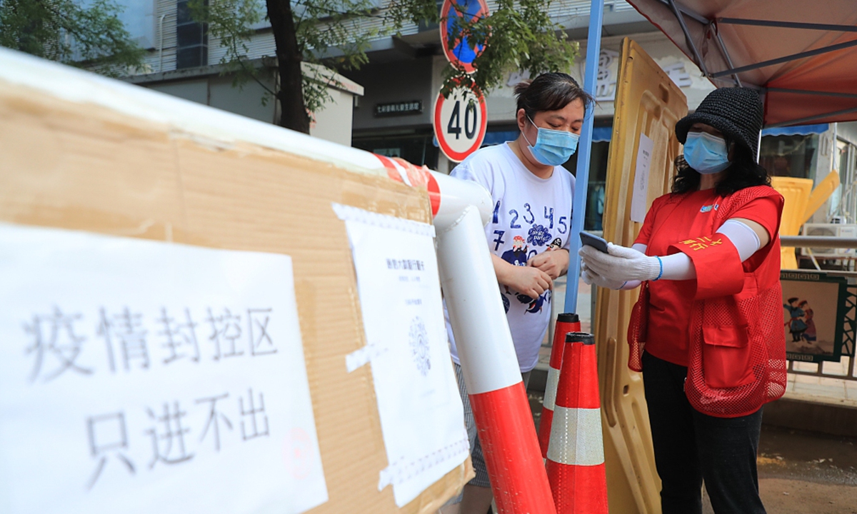 Residents in the lockdown area in Zhengzhou, Central China's Henan Province, are restricted to only enter but cannot leave on August 4. Photo: CFP