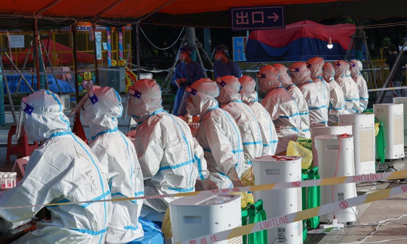 Medical workers and volunteers work on COVID-19 nucleic acid testing in Jiangdu District of Yangzhou, east China's Jiangsu Province, Aug. 6, 2021. Jiangdu District of Yangzhou launched a second round of nucleic acid testing on Friday.Photo:Xinhua