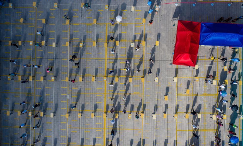 Aerial photo taken on Aug. 6, 2021 shows citizens taking COVID-19 nucleic acid tests in Jiangdu District of Yangzhou, east China's Jiangsu Province. Jiangdu District of Yangzhou launched a second round of nucleic acid testing on Friday.Photo:Xinhua