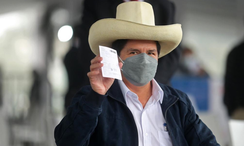 Peru's President Pedro Castillo presents his vaccination certificate after receiving a dose of China's Sinopharm COVID-19 vaccine in Lima, capital of Peru, Aug. 6, 2021. Pedro Castillo on Friday expressed confidence in China's Sinopharm COVID-19 vaccine after receiving his dose.Photo:Xinhua