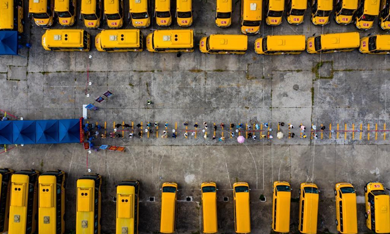Aerial photo taken on Aug. 6, 2021 shows citizens lining up to take COVID-19 nucleic acid tests in Jiangdu District of Yangzhou, east China's Jiangsu Province. Jiangdu District of Yangzhou launched a second round of nucleic acid testing on Friday.Photo:Xinhua