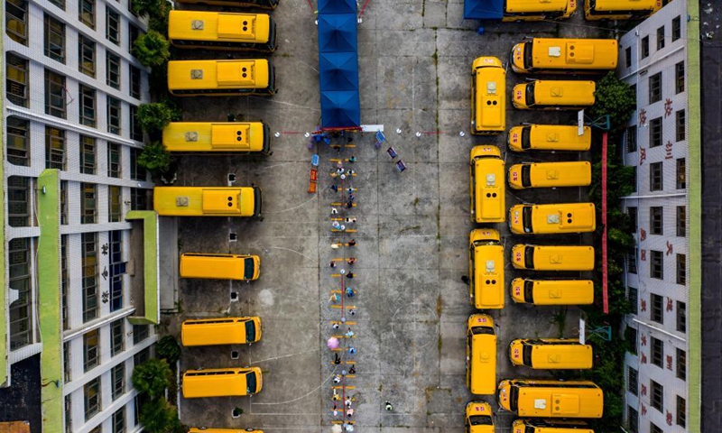 Aerial photo taken on Aug. 6, 2021 shows citizens lining up to take COVID-19 nucleic acid tests in Jiangdu District of Yangzhou, east China's Jiangsu Province. Jiangdu District of Yangzhou launched a second round of nucleic acid testing on Friday.Photo:Xinhua
