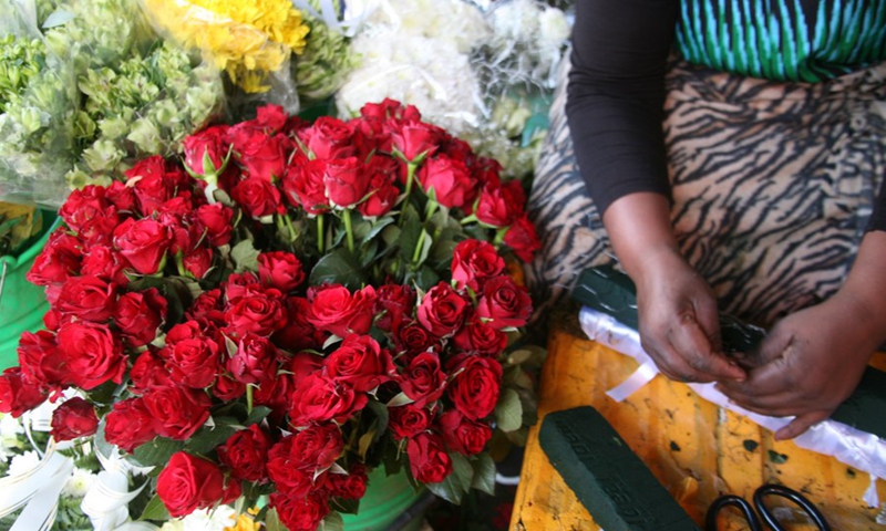 A florist goes about her work at City Market in Nairobi, capital of Kenya, Nov. 2, 2020.(Photo: Xinhua)