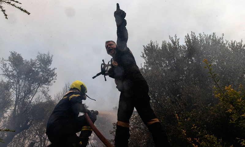 Firefighters try to put out a fire in Afidnes, some 30 kilometers away from the Greek capital of Athens, on Aug. 6, 2021.(Photo: Xinhua)