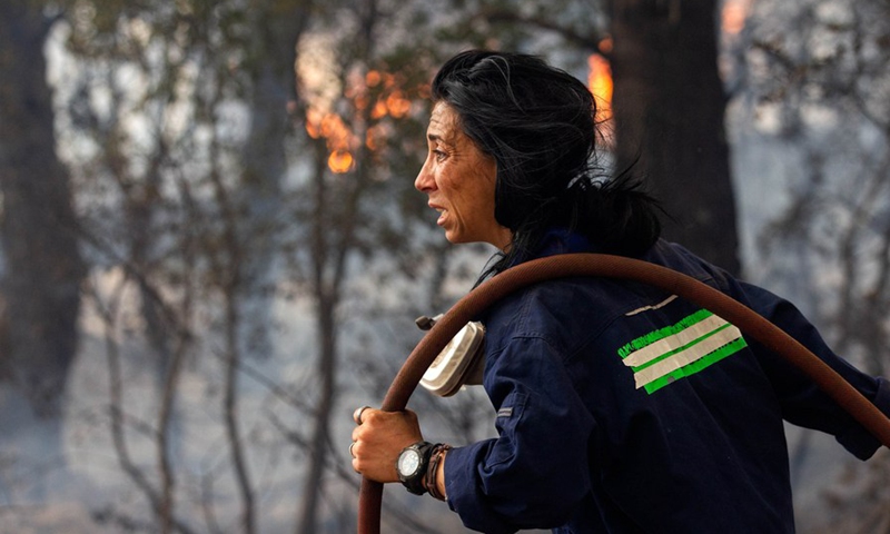 A firefighter tries to put out a fire in Afidnes, some 30 kilometers away from the Greek capital of Athens, on Aug. 6, 2021.(Photo: Xinhua)
