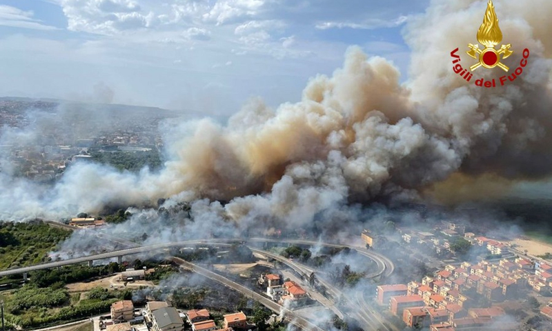 Photo taken on Aug. 1, 2021 shows wildfires in Pescara, Italy.(Photo: Xinhua)