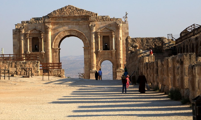Tourists visit the Roman archeological site in Jerash, Jordan, on Aug. 8, 2021.(Photo: Xinhua)