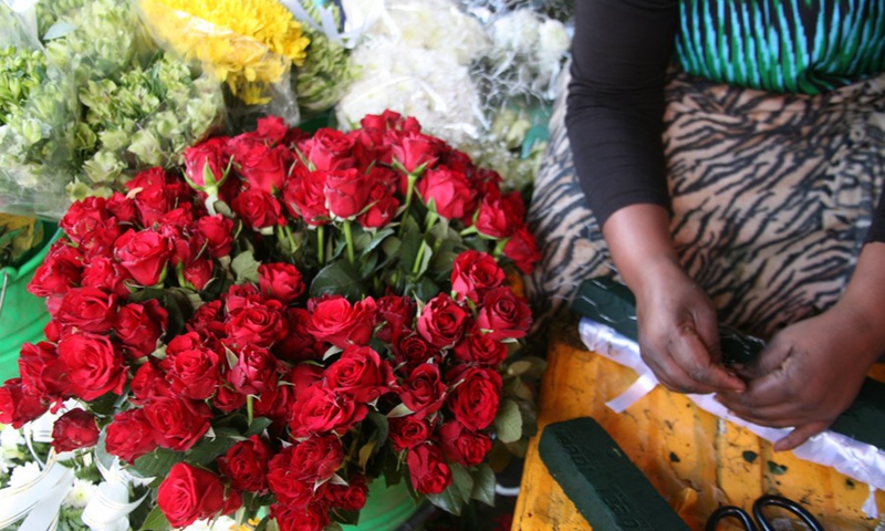 A florist goes about her work at City Market in Nairobi, capital of Kenya, on Nov. 2, 2020.(Photo: Xinhua)