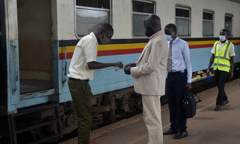Passengers get on a train in Kampala, Uganda, on Aug. 9, 2021.(Photo: Xinhua)