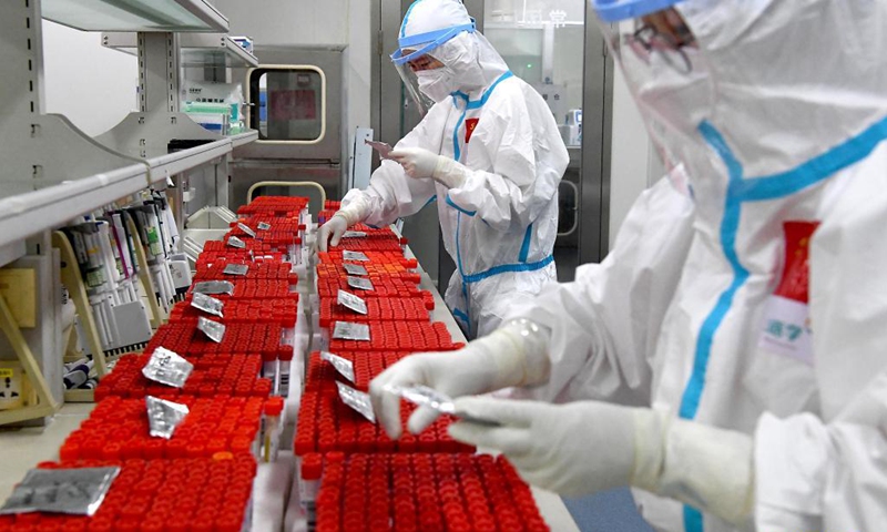 Medical workers work in a lab for COVID-19 nucleic acid testing in Zhengzhou, capital of central China's Henan Province, Aug. 11, 2021. Zhengzhou launched the third round of citywide nucleic acid testing on Aug. 8. By the end of Aug. 10, over 11.95 million people have been tested. In the Kingmed Diagnostics labs in Zhengzhou, over 600 medical workers and 300 equipments work round-the-clock.(Photo: Xinhua)