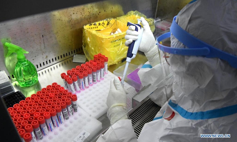 A medical worker works in a lab for COVID-19 nucleic acid testing in Zhengzhou, capital of central China's Henan Province, Aug. 11, 2021. Zhengzhou launched the third round of citywide nucleic acid testing on Aug. 8. By the end of Aug. 10, over 11.95 million people have been tested. In the Kingmed Diagnostics labs in Zhengzhou, over 600 medical workers and 300 equipments work round-the-clock.(Photo: Xinhua)