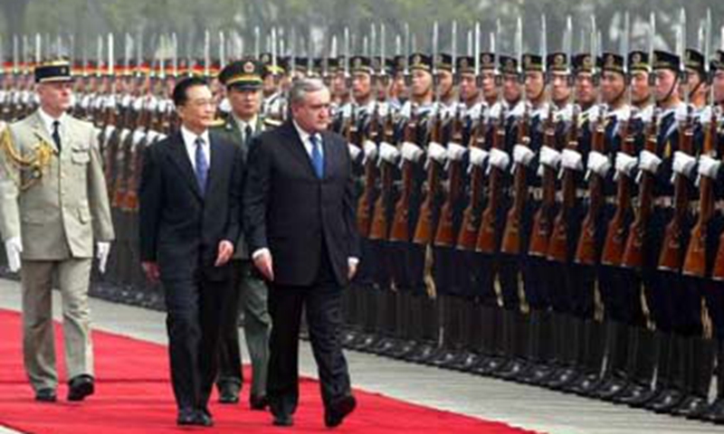 n April 25, 2003, Chinese Premier Wen Jiabao held a ceremony at the square outside the East Gate of the Great Hall of the People in Beijing to welcome French Prime Minister Raffarin. 